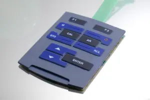 Folientastatur mit Silikonoverlay und taktilen Tasten für industrielle HMI-Bedienung