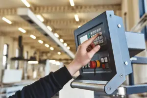 Folientastatur in industrieller Maschine zur Steuerung von Produktionsprozessen