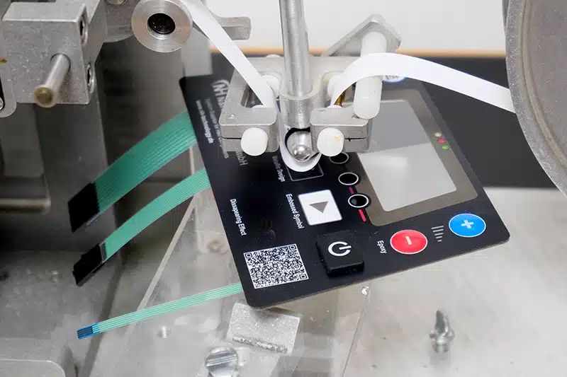 Abriebtest von Folientastaturen zur Prüfung der Oberflächenbeständigkeit