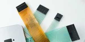 Anschlussstecker für flexible Folientastatur-Leiterbahnen