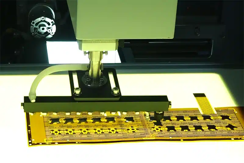 Automatische Bestückung von Metallschnappscheiben bei Folientastaturen