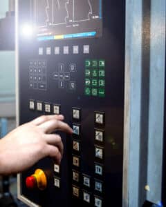 Widerstandsfähige Folientastatur für den Einsatz in anspruchsvollen Industrieumgebungen mit hoher Belastbarkeit gegenüber Staub, Feuchtigkeit und mechanischer Beanspruchung.