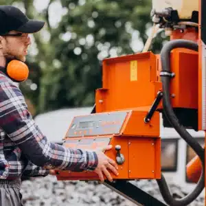 Folientastatur im Einsatz an Maschinensteuerung in industrieller Umgebung
