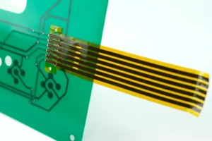 FPC-Flachbandkabel einer Folientastatur auf Leiterplatte kontaktiert