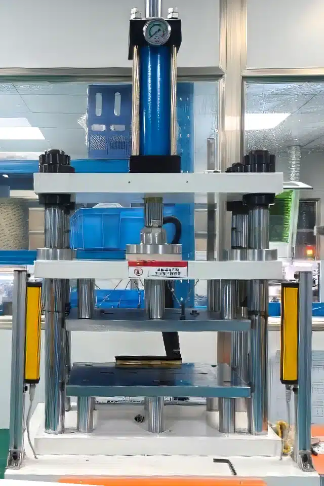 Hydraulische Prägeanlage für Folientastaturen